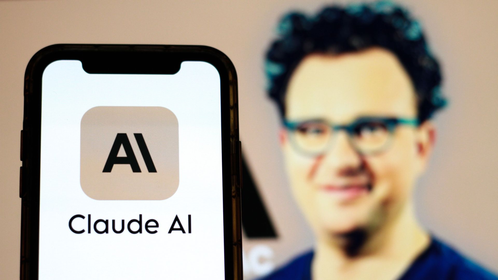 Anthropic CEO'sundan şimdiye kadarki en büyük yapay zeka uyarısı: Yapay zeka sürüleri 6-12 ay içinde interneti tamamen ele geçirebilir